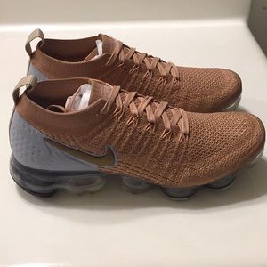 LIKE NEW! Women’s Nike Air Vapormax Flyknit 2!!